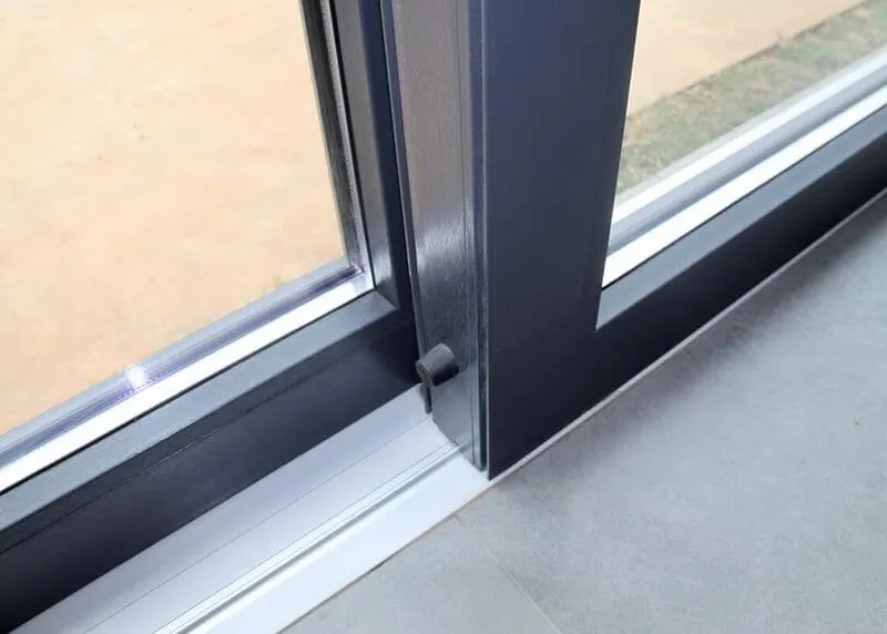 Rail and floor transition of a Lift&Slide door