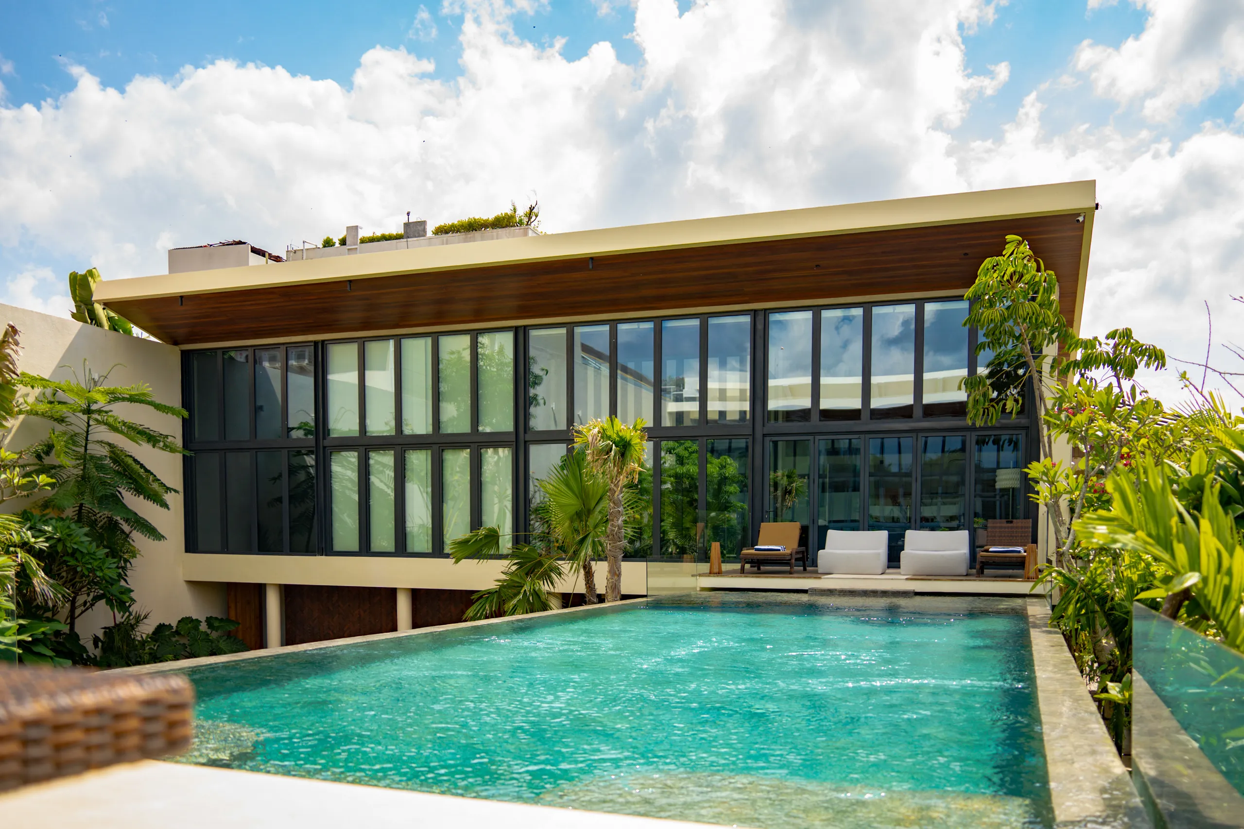 Pemandangan Kolam Renang Vila Bali dengan Jendela UPVC Abu-abu