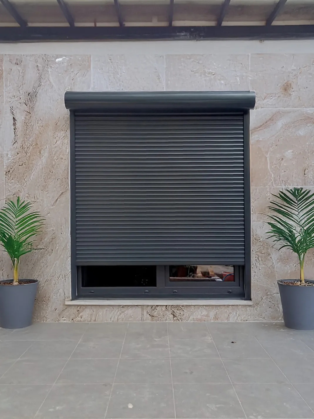 Rana rol aluminium dengan kotak rana bundar.